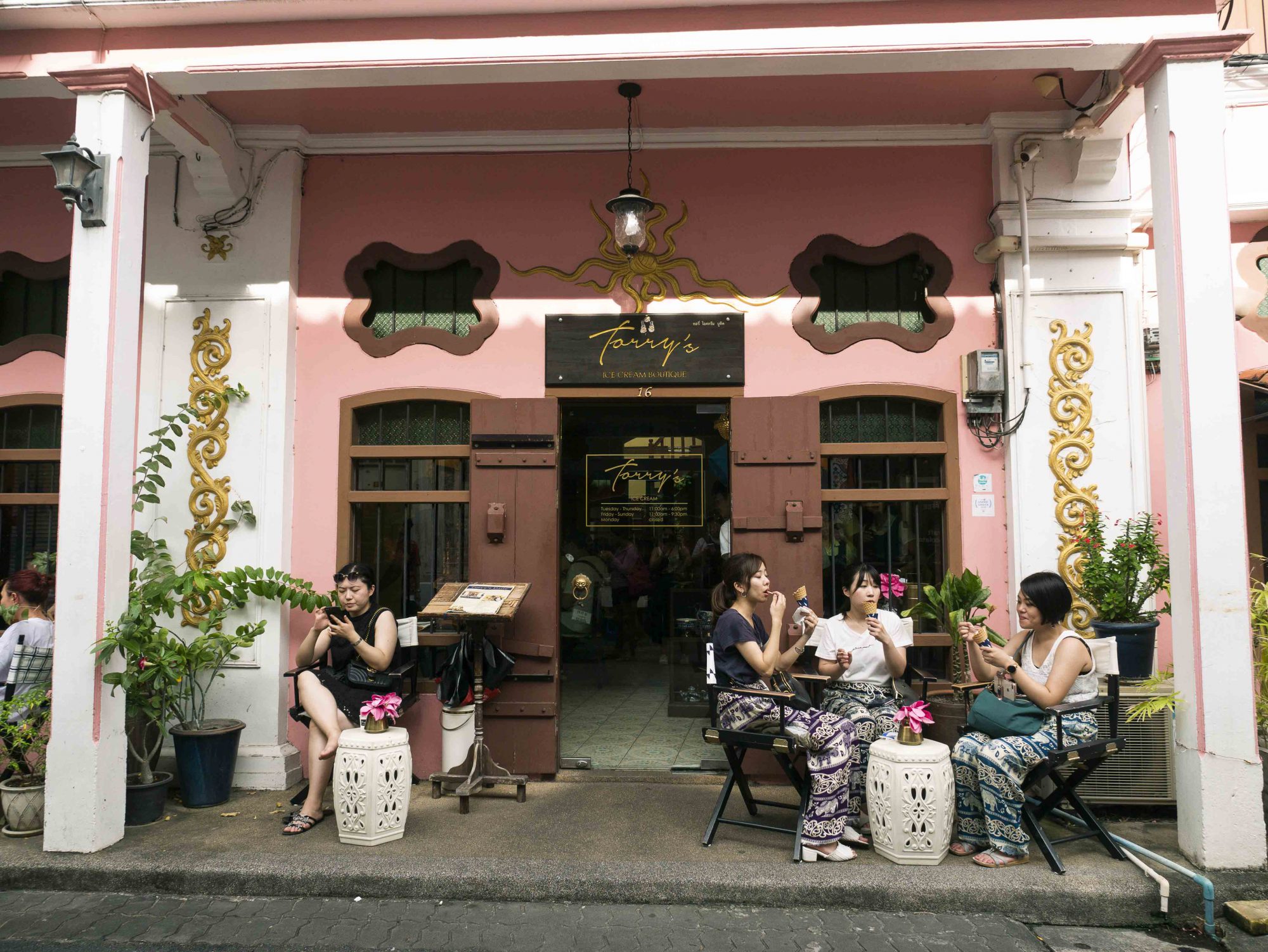 ภูเก็ต ติดเกาะ 48 ชม. นอนพูลวิลล่า เล่นน้ำสระ เดินเมืองเก่า